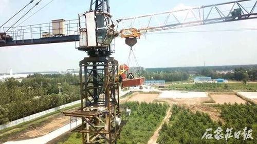 邢臺(tái)工人突發(fā)疾病被困30米塔吊 消防救援人員用吊籃解救