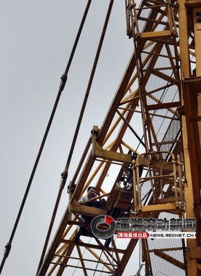 男子爬塔吊續(xù):地勢(shì)復(fù)雜消防沒法鋪設(shè)氣墊[圖]_新浪新聞